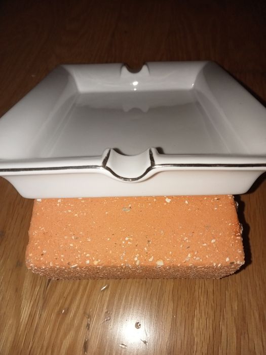 Cinzeiro em porcelana com fio de prata nas extremidades