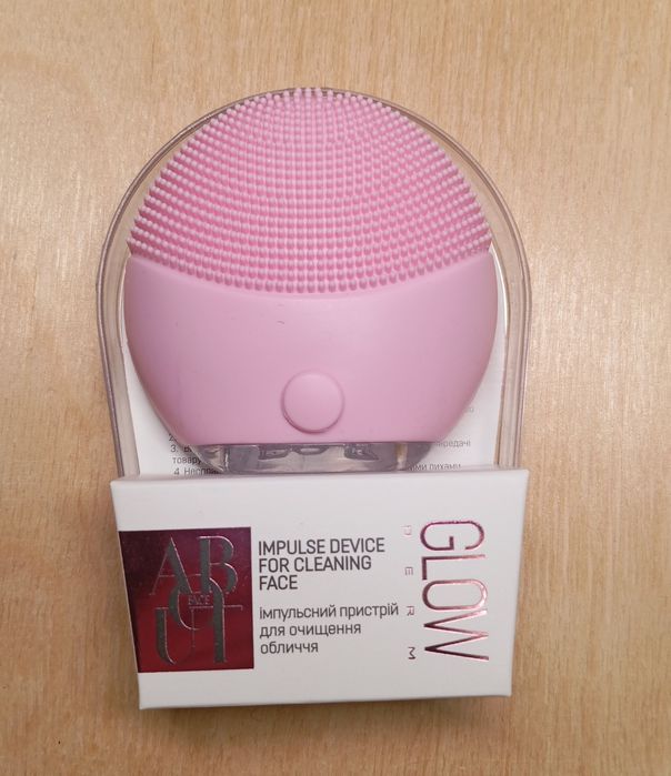Імпульсний пристрій для очищення обличчя