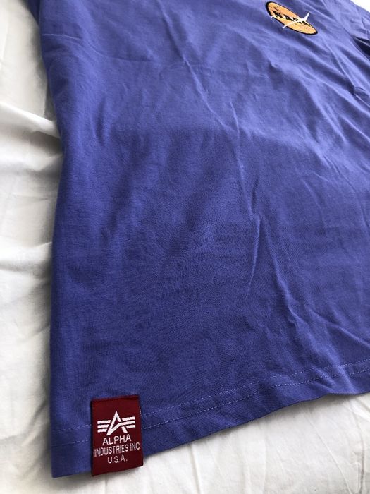 Фіолетова футболка alpha industries з крутим дизайном на спині