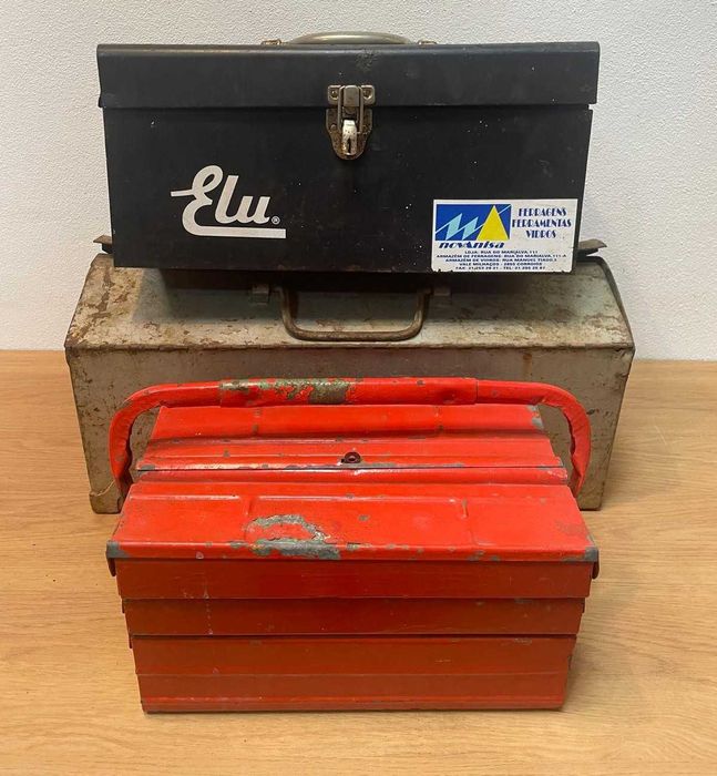 Caixas de ferramenta antigas em metal