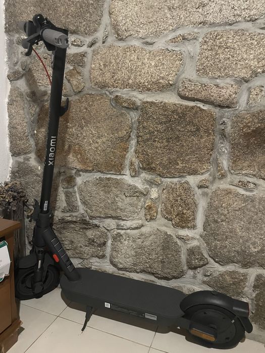 Vendo Xiaomi Scooter 5 em excelente estado, com apenas 88,3 km percorridos
