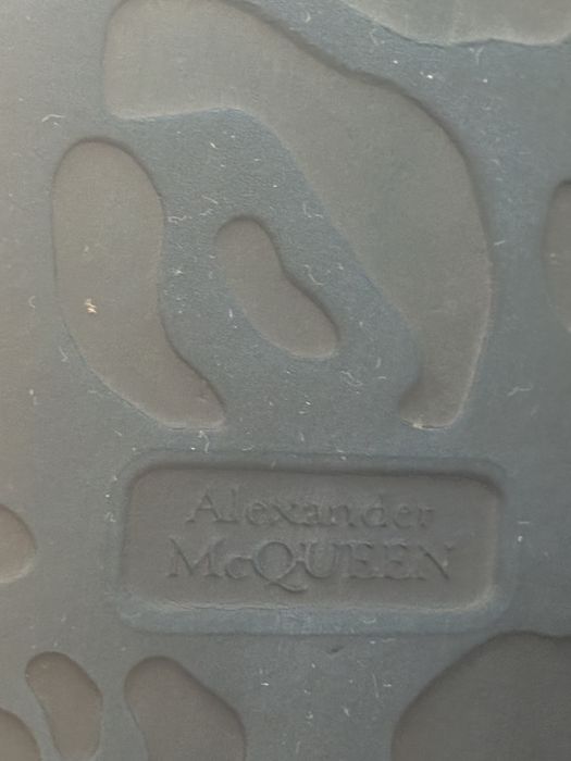 Alecxander MCQueen klapki oryginalne z wypuklym logo rozmar 38-39