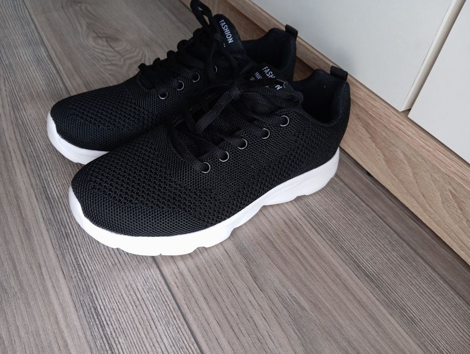 Czarne buty sportowe