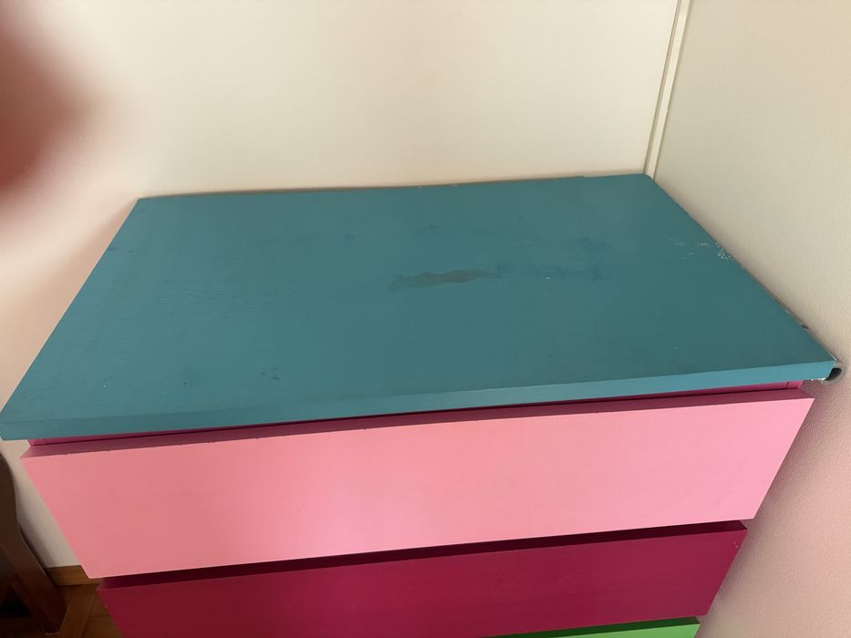 Cómoda do Ikea pintada às cores para quarto de criança