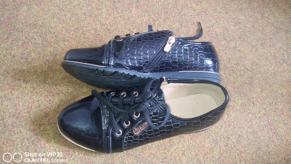 Продам лаковані туфельки