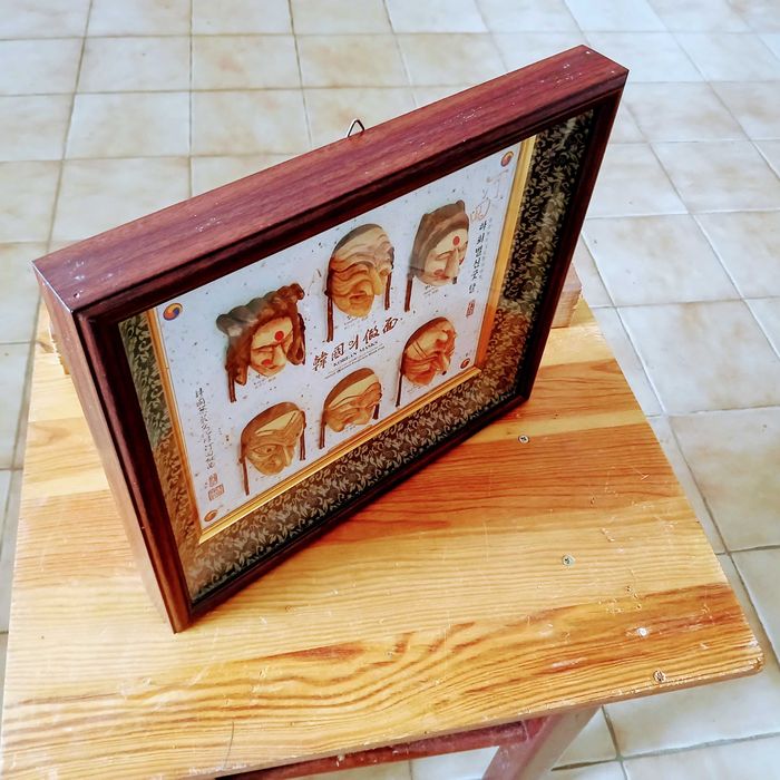 Quadro com máscaras coreanas