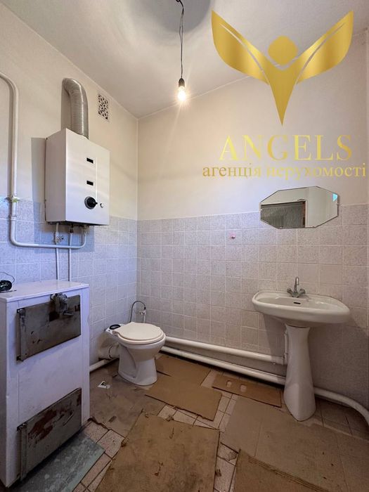 Продаж двоповерхового будинку із трьома гаражами та -1 поверхом