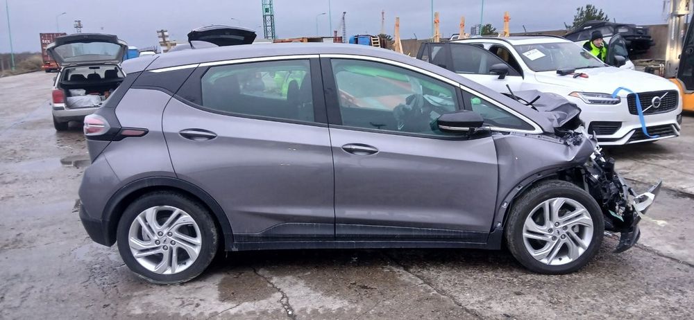 Двері Chevrolet bolt 2017-2023рік