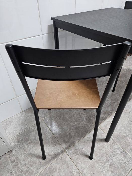 Mesa de cozinha 67x67 duas cadeiras  nova e em Excelente Estado