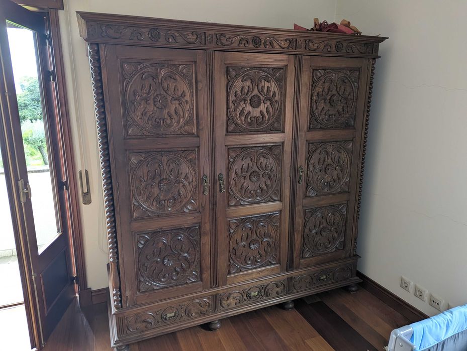 Móveis antigos - quarto completo com armário e cómoda