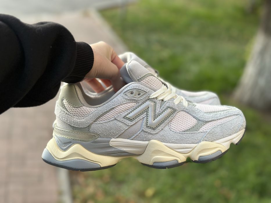 New Balance 9060 light grey жіночі замшеві кросівки світло сірі