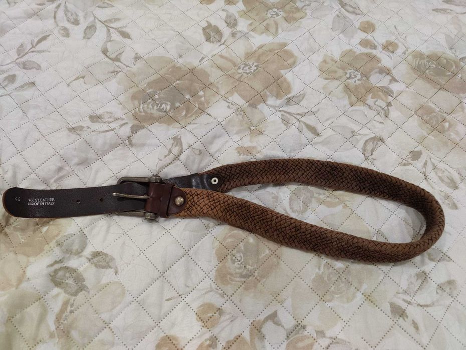 Cinto mistura pele e tecido em excelente estado.