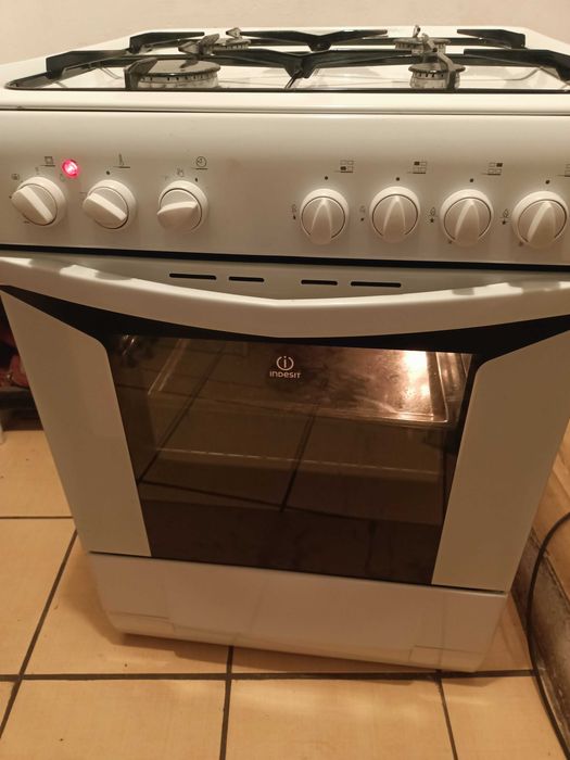 kuchenka INDESIT gazowo-elektryczna  na gaz z butli