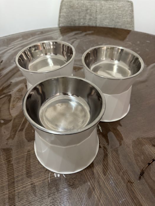 Vendo tijela de comida de cao ou gato alta como nova na cor branca cada uma a 10€