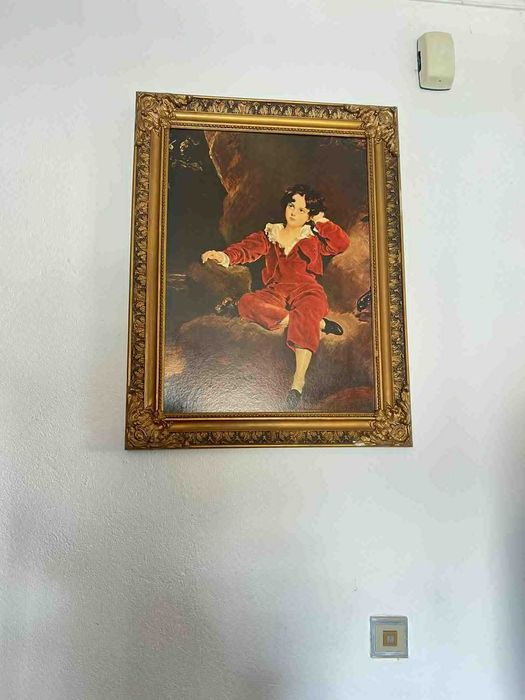 quadro dourado de boneca