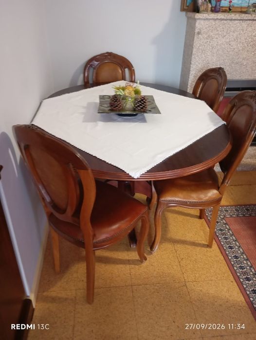 Mesa de sala com 4 cadeiras