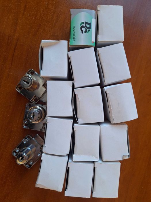 Продам меблеві замочки