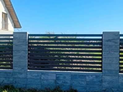 Kompletne ogrodzenie palisadowe zestaw z podmurówką i słupkiem
