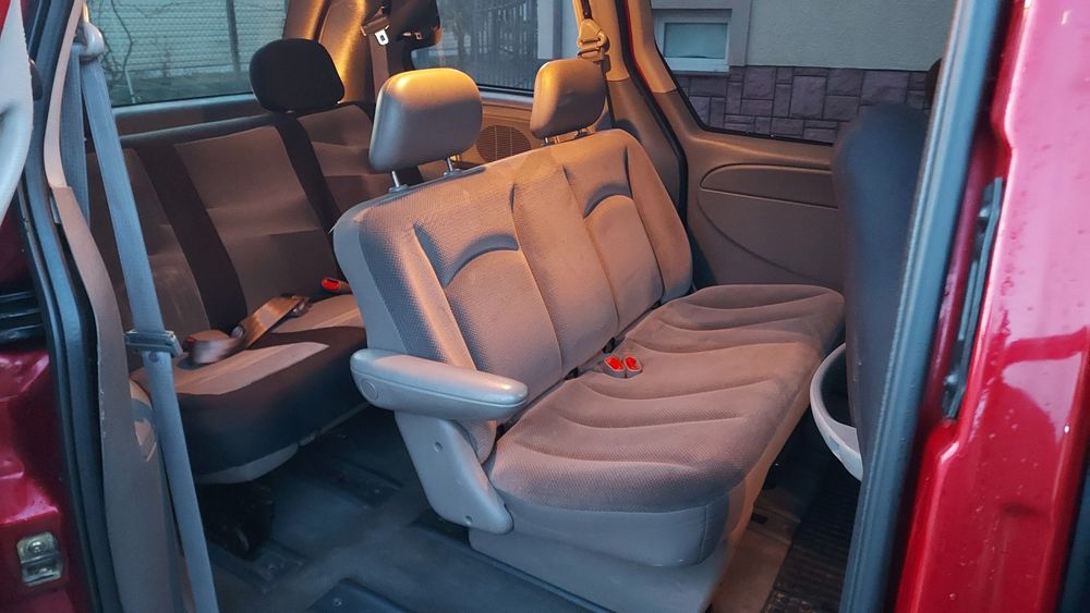 Sprzedam Chrysler Voyager pój.3.3cm3 z gazem  7osobowy