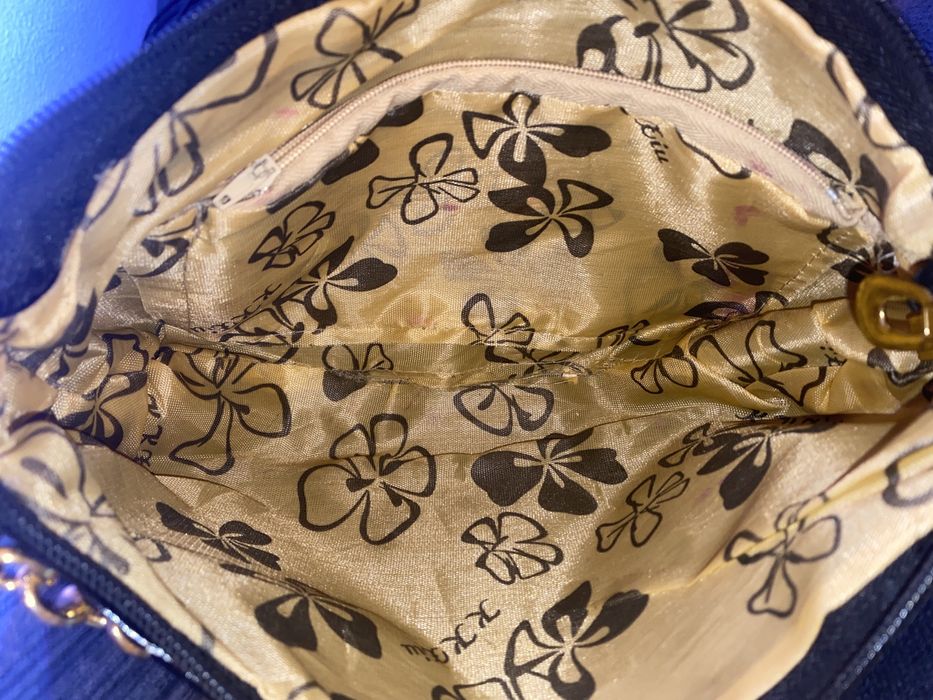 Mala preta com partes douradas