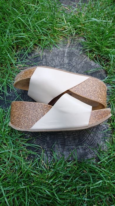 Venezia beżowe skórzane klapki koturny na korku. Gino Rossi.