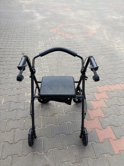 Chodzik czterokołowy dla seniora