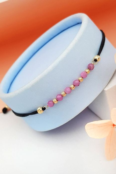 Bransoletka na sznureczku z hanymi rubinami i złotymi kuleczkami