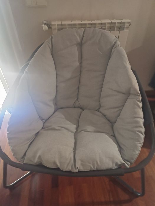 Cadeira relax cinzento. Varanda ou exterior