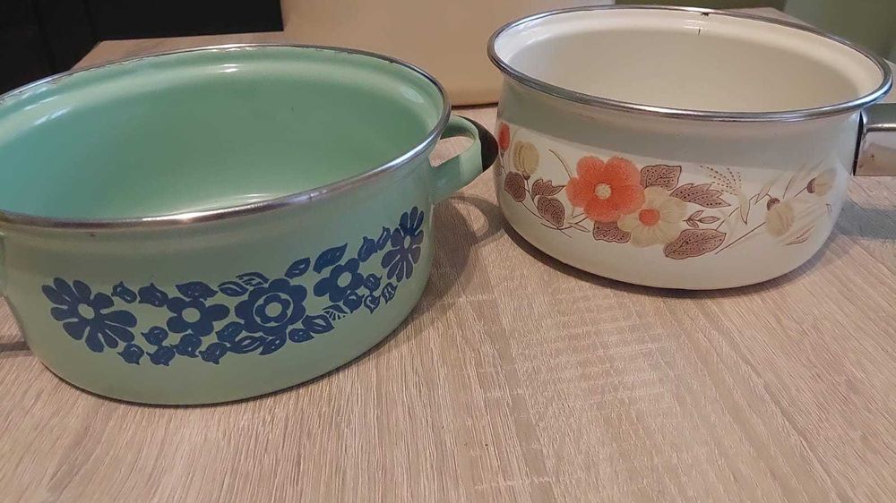 Trzy rozne garnki emaliowane z okresu prl. Vintage