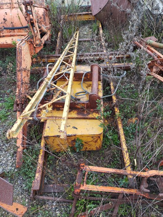 Máquina multifuncoes, 4x4 com retro,, pa carreg,peso traseiro