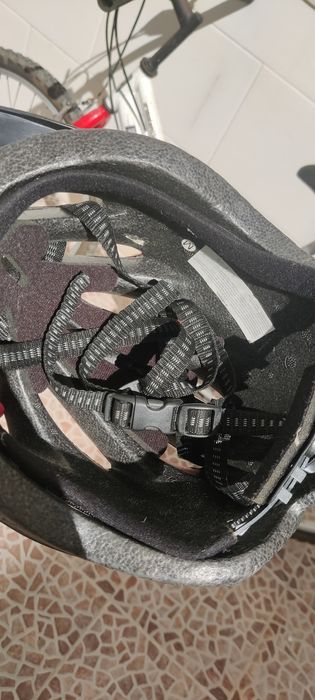 Bicicleta jovens com capacete