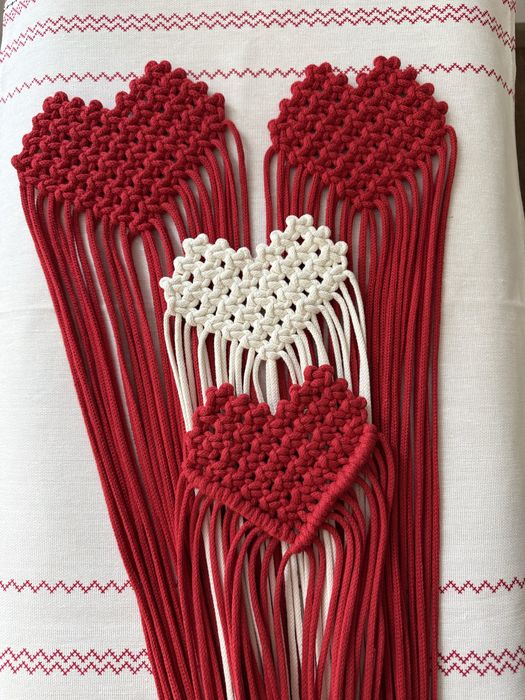 Брошка-серце макраме