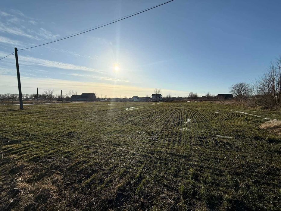 Продам ділянку в смт Літин .Рівна під житлову забудовуПоруч світло газ