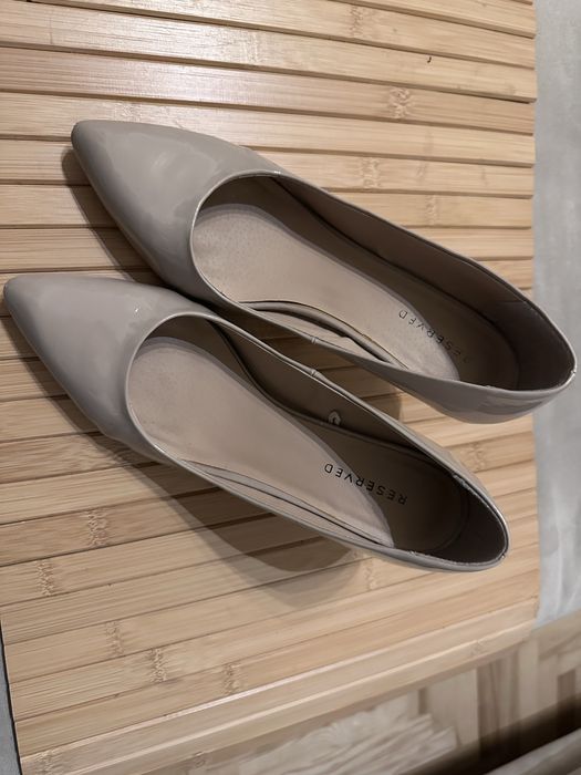 Lakierowane szpilki Reserved, kolor beżowy / nude, rozmiar 40