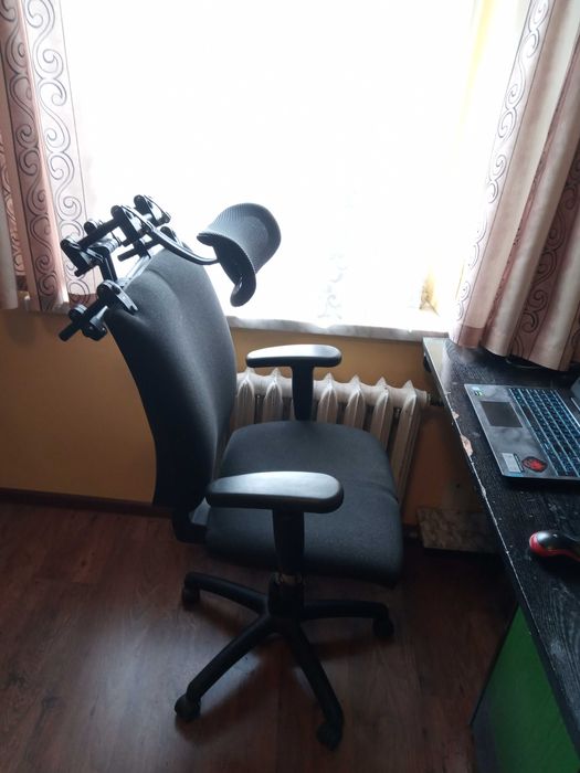 Wyposaż krzesło biurowe w uniwersalny ergonomiczny zagłówek!