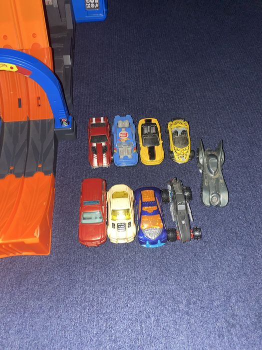 Garagem Hot Wheels com 17 carros