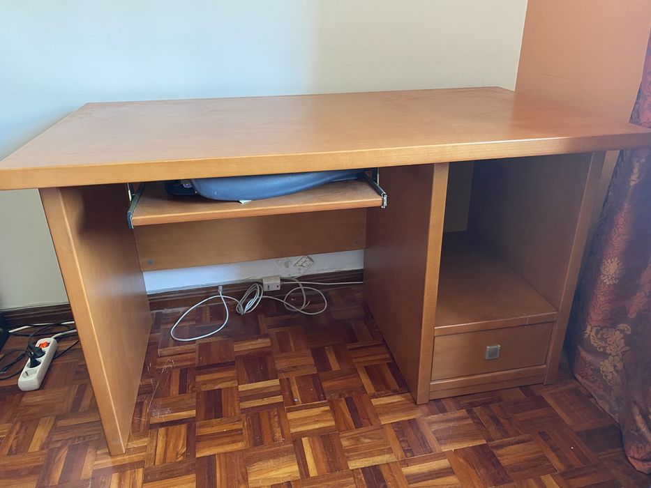 Secretaria em Madeira de Cerejeira