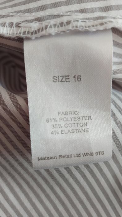 Bluzeczka w paski zapinana na haftki.