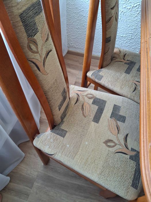 Sprzedam zestaw stół rozkladany i krzesla .