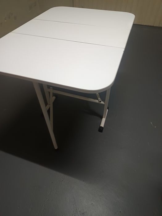 Vendo mesa  gaveta.em bom estado.