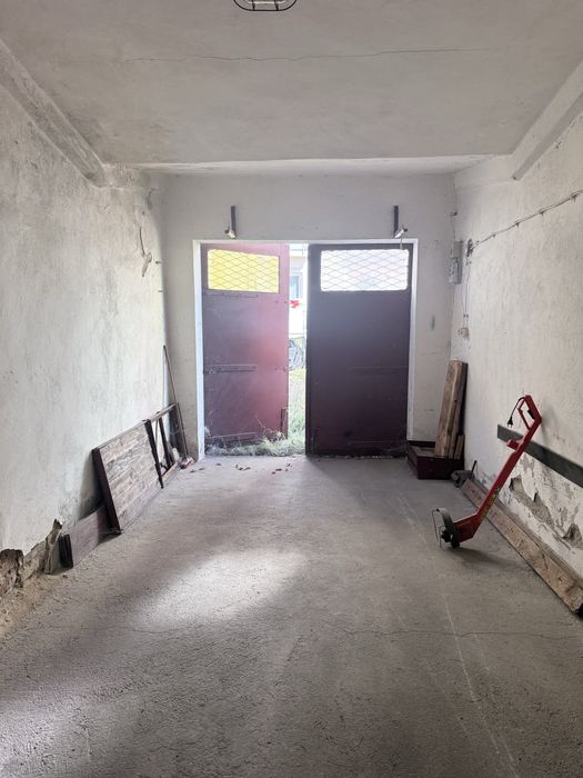 Garaz do wynajecia. Prąd. Bezpieczna lokalizacja - Więcej