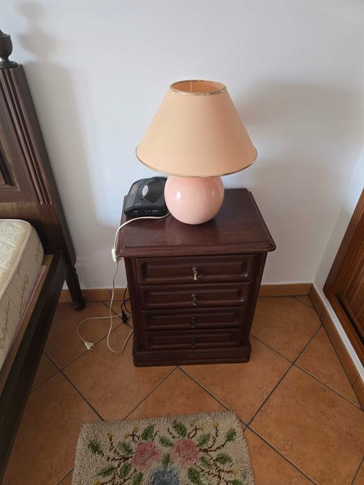 Cama | mesas de cabeceira | cómoda | espelho