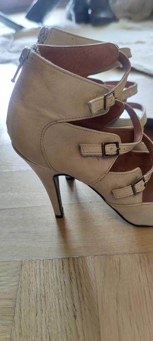 Jasne skórzane szpilki zapianane na paski 39