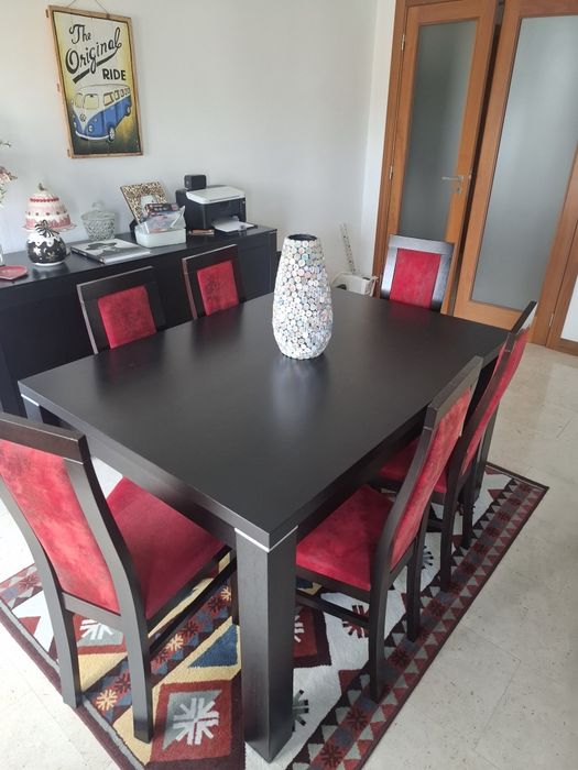 Vendo mesa de jantar com 6 cadeiras estofadas e muito confortáveis. A mesa é extensivel, fica com capacidade para 8 pessoas