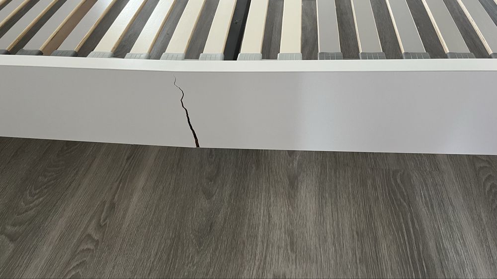Cama de 160x200cm com lateral danificada