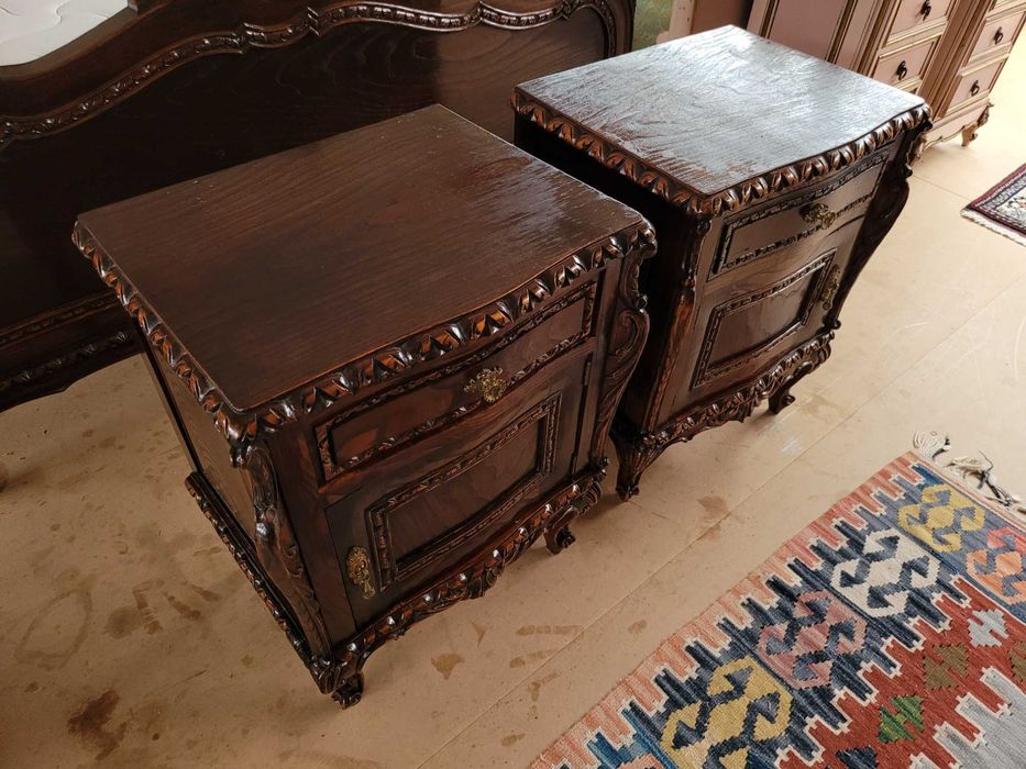 Mesas de cabeceira em madeira maciça trabalhada - Valor unitário