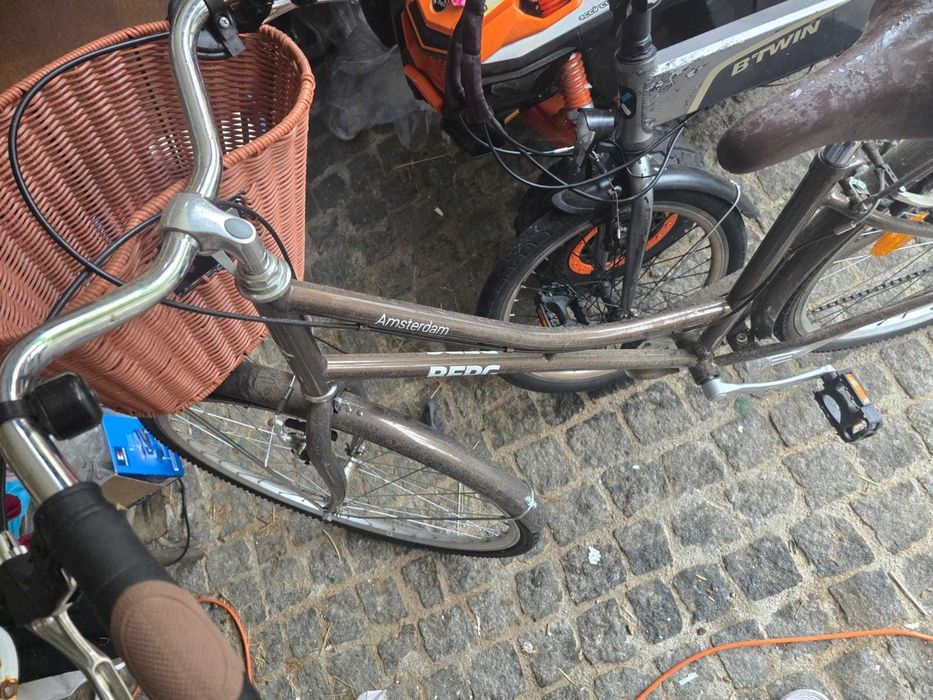 Bicicletas elétrica e comum