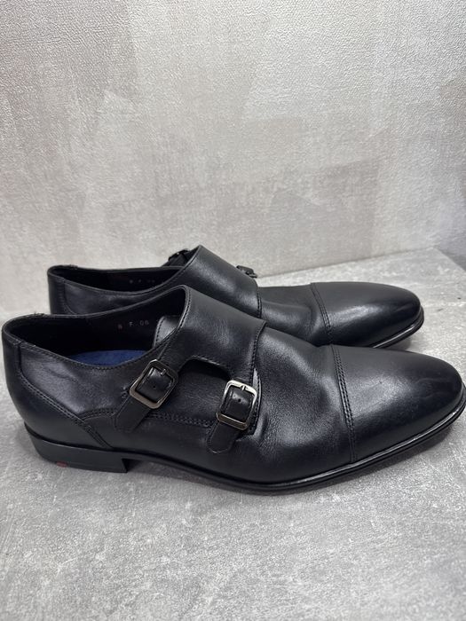 Багато фірменого взуття