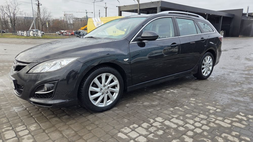 Дуже хороше авто , класна комплектація   , повністю обслужене , поміняні масла фільтра бліни та колодки , є комплект літньої гуми.