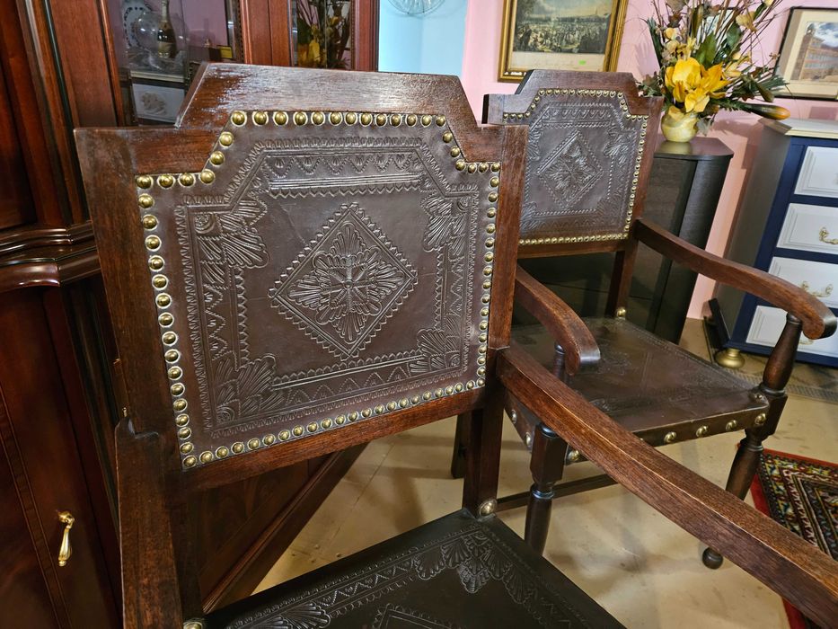 Cadeirões antigos em madeira e couro - Valor unitário -